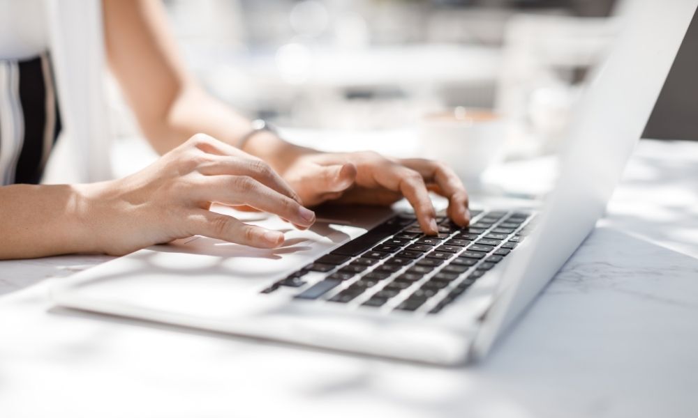 How To Host a Successful Online Giveaway for Women